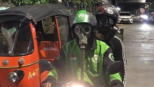 Driver ojol pakai masker gasmask. Foto: Dok. AgungHB