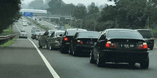 Tabrakan beruntun saat konvoi mobil Foto: istimewa 