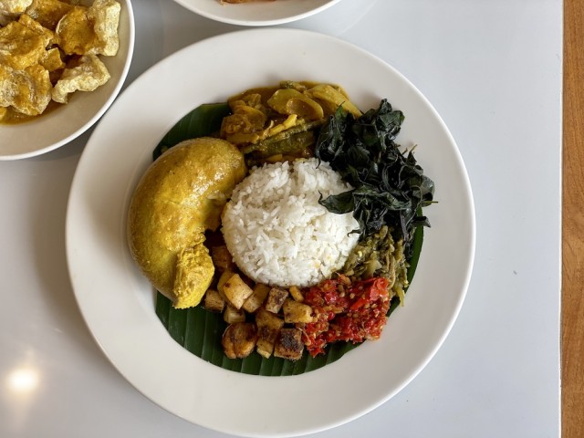 Nasi putih dengan lauk khas Minang. Foto: Toshiko/kumparan