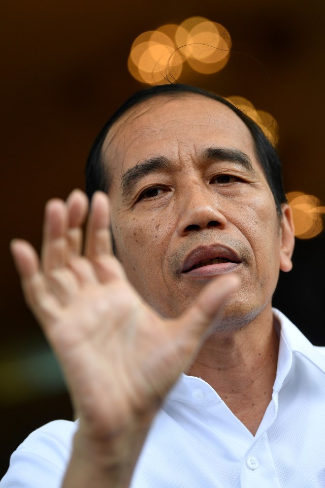 Presiden Joko Widodo saat menyampaikan keterangan pers di beranda belakang Istana Merdeka, Jakarta, Selasa (3/3). Foto: ANTARA FOTO/Sigid Kurniawan