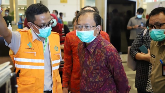 Gubernur Bali Wayan Koster (tengah) saat meninjau thermal scanner di Bandara I Gusti Ngurah Rai, Bali. Foto: Dok. Istimewa