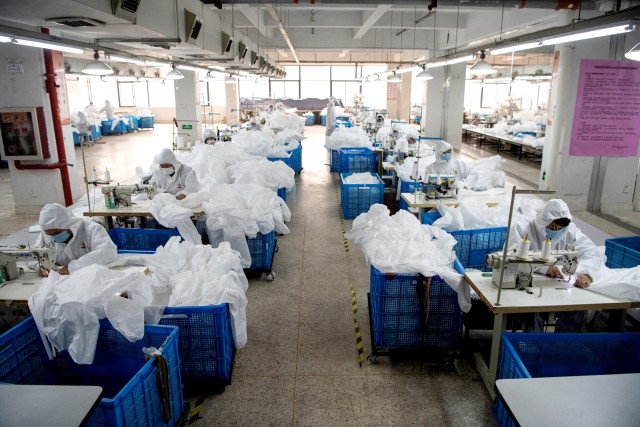 Suasana produksi pembuatan baju hazmat di pabrik garmen Zhejiang Ugly Duck Industry, di Wenzhou, China. Foto: AFP/NOEL CELIS