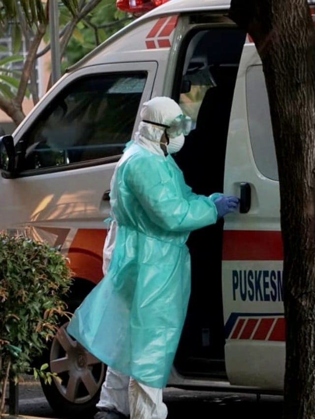 Ilustrasu petugas menangani virus corona. Foto: Irfan Adi Saputra/kumparan