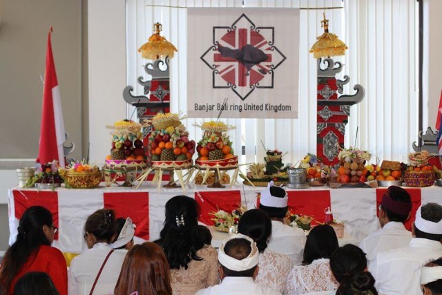 Warga banjar Bali di Inggris Raya merayakan Kuningan