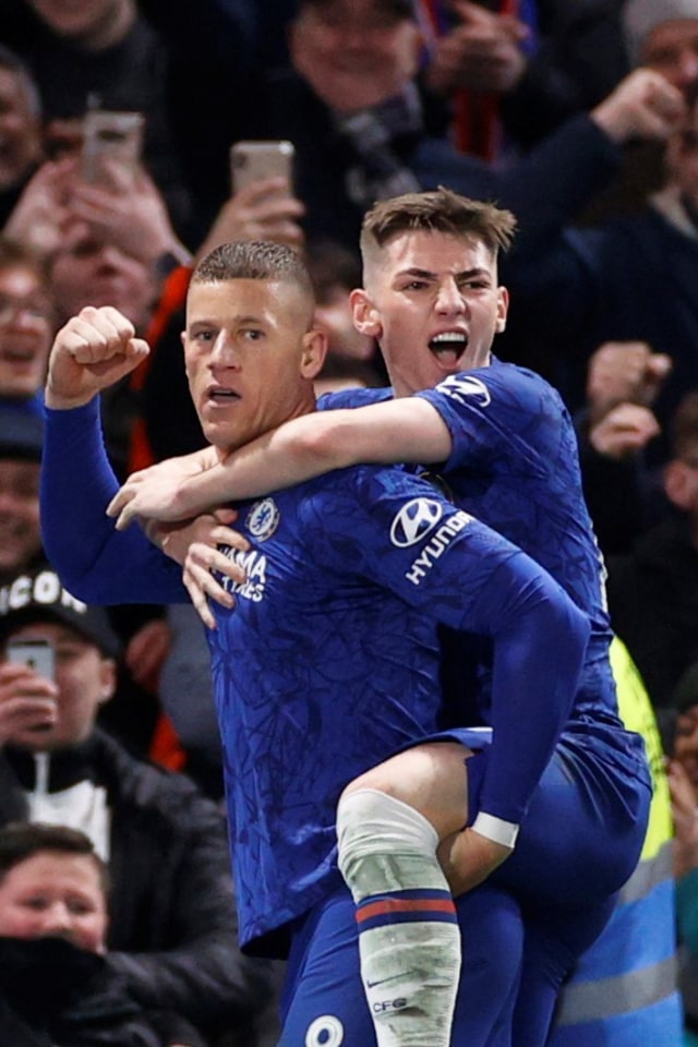 Pemain muda Chelsea, Billy Gilmour (kanan), bersama Ross Barkley.  Foto: Reuters/John Sibley