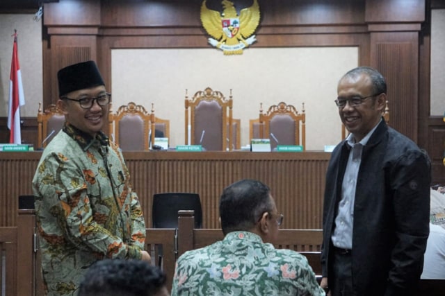 Terdakwa Imam Nahrawi (kiri) berbincang dengan Sesmenpora Gatot S Dewa Broto dan Mantan Sesmenpora Alfitra Salamm sebelum sidang dimulai di Pengadilan Tipikor. Foto: Fanny Kusumawardhani/kumparan