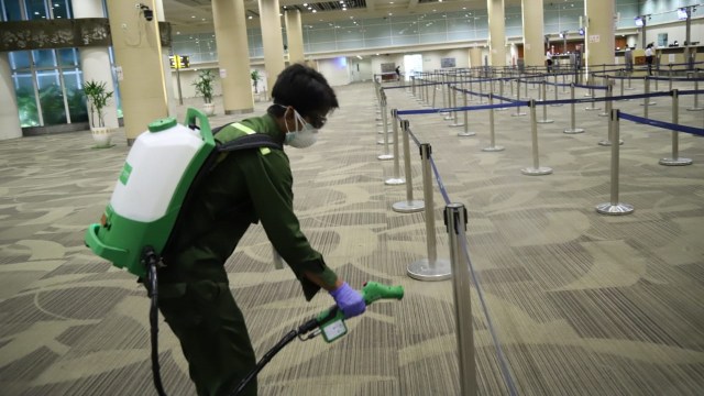 Bandara Ngurah Rai, Bali, disemprot disinfektan sebagai antisipasi cegah virus corona. Foto: Dok. Bandara Ngurah Rai