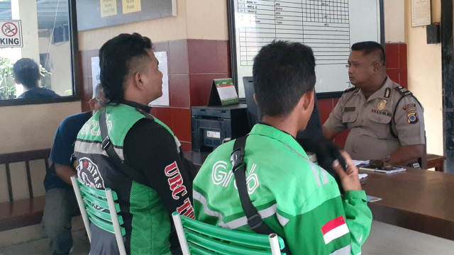 Korban melapor pengeroyokan oleh debt collector ke Polsek Depok Timur. Foto: Arfiansyah Panji Purnandaru/kumparan