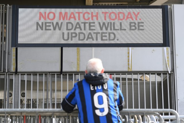 Seorang pendukung Inter Milan mendapati laga tim kesayangannya melawan Sampdoria mengalami penundaan. Foto: Reuters/Daniele Mascolo