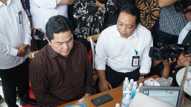 Menteri BUMN Erick Thohir (kiri) saat mengunjungi Corona Corner di Kimia Farma Menteng.  Foto: Helmi Afandi Abdullah/kumparan