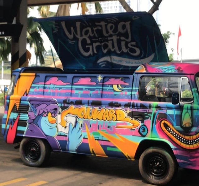 Warteg Gratis milik Edho Zell yang sudah dibuat semirip dengan mobil van yang ada di film Onward (Foto: Andri/PSR)