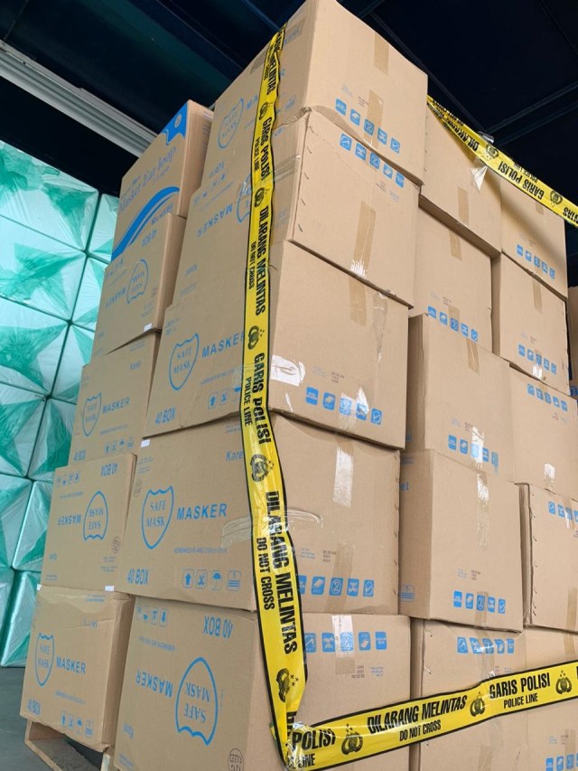 Sebanyak 11.480 box masker ilagal di Tangerang yang disita di Polda Metro Jaya. Foto: Mirsan/kumparan