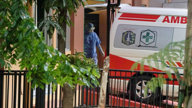 Petugas membawa pasien dari mobil ambulans yang diduga terkena virus corona di RSPI Sulianti Saroso, Jakarta, Rabu (4/3).  Foto: Irfan Adi Saputra/kumparan 