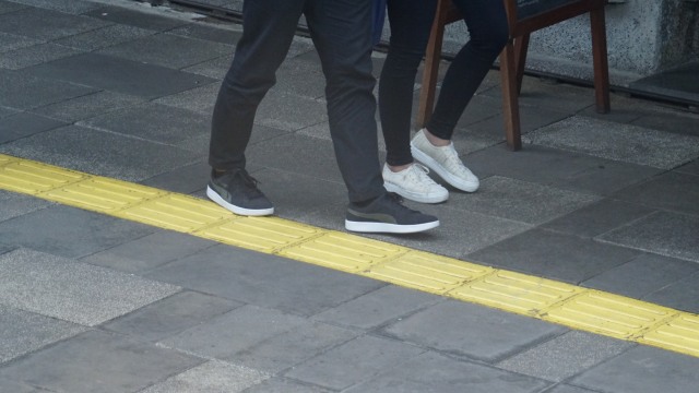 Warga berjalan saat matahari tepat berada di titik zenith di Jalan Cikini, Jakarta, Rabu (4/3).
 Foto: Helmi Afandi Abdullah/kumparan