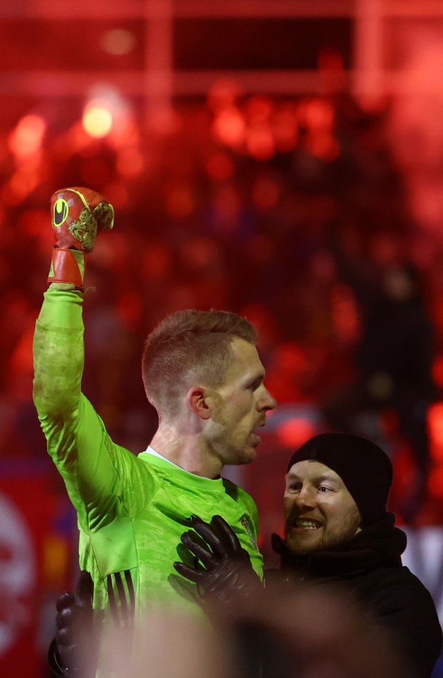 Daniel Batz, kiper yang gagalkan 5 penalti dalam satu laga untuk tim divisi keempat Liga Jerman, 1. FC Saarbruecken . Foto: REUTERS/Kai Pfaffenbach