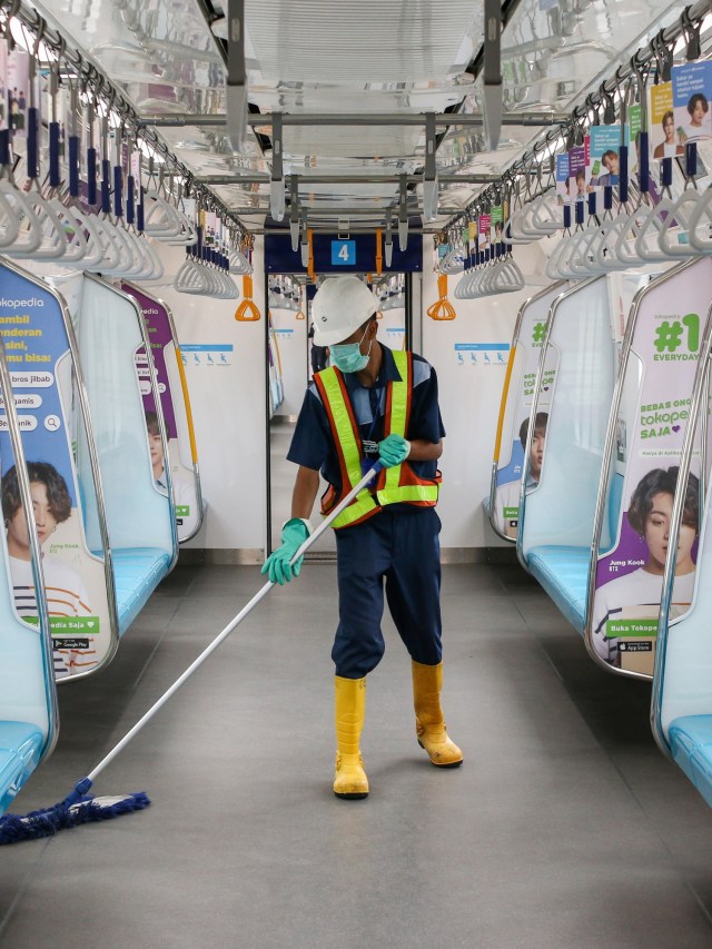 Petugas membersihkan salah satu bagian kereta di Stasiun MRT Lebak Bulus, Jakarta, Rabu (4/3).  Foto: ANTARA FOTO/Rivan Awal Lingga