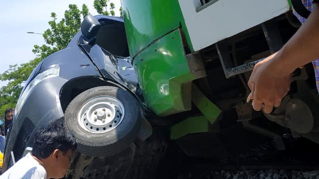 Mobil Pikap tertabrak Kereta Bandara di Padang (Foto: Istimewa)