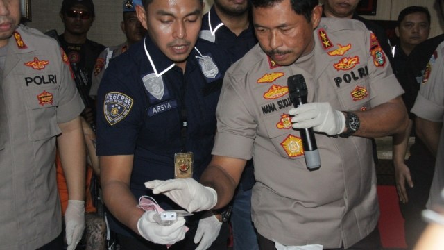 Kapolda Metro Jaya Irjen Pol Nana Sudjana (kanan) saat konferensi pers aksi perampokan di Jakarta Barat. Foto: Dok. Polri