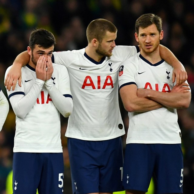 Pemain Tottenham Hotspur, Eric Dier dan Jan Vertonghen, saat adu penalti. Foto: REUTERS/Dylan Martinez