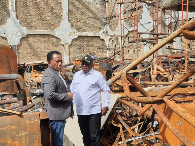 Anggota DPR RI dapil Papua, Kormarudin Watubun saat berada di Kota Wamena bersama Wamen PUPR, John Wempi Wetipo belum lama ini. (Dok: Komarudin Watubun)   