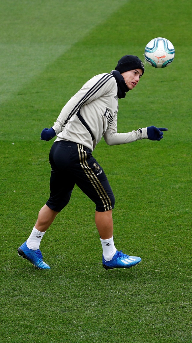 Gelandang Real Madrid asal Kolombia, James Rodriguez, menyundul bola saat sesi latihan. Foto: REUTERS/Juan Medina