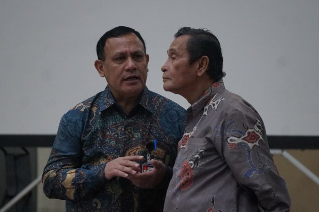 Ketua KPK Firli Bahuri didampingi Ketua Dewas KPK Tumpak Panggabean saat penandatangan kontrak kerja pejabat eselon I dan II . Foto: Fanny Kusumawardhani/kumparan