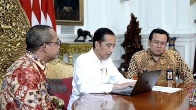 Petugas membantu Presiden Joko Widodo mengisi SPT Tahunan secara online melalui e-filing. Foto: Instagram/@smindrawati