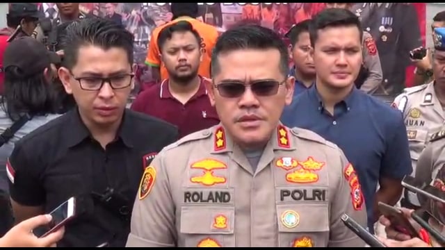Kapolres Bogor, AKBP Roland Rolandy, saat konferensi pers OTT PNS Pemkab Bogor. Foto: Dok. kumparan