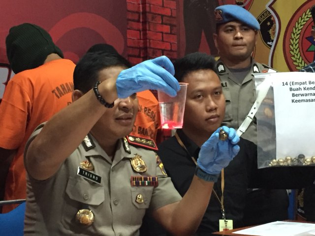 Rilis kasus penipuan dengan modus menggunakan batu akik merah delima palsu di Banda Aceh. Foto: Zuhri Noviandi/kumparan