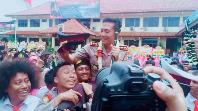 AKBP Aris Supriyono digotong oleh beberapa anggota Polres Brebes saat hendak menuju mobil di pintu gerbang keluar kantor Polres Brebes. (foto: fajar eko nugroho)