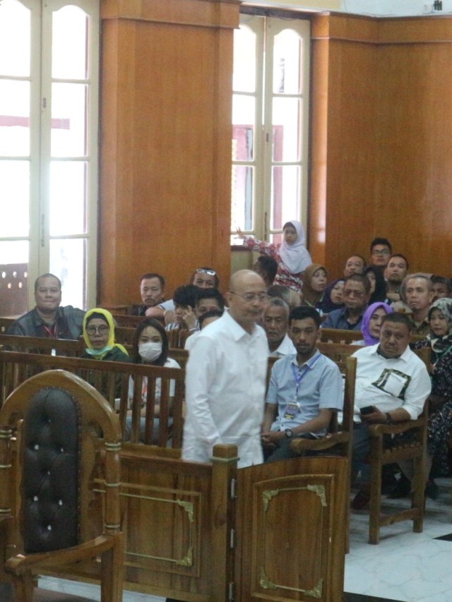 Wali Kota non aktif Kota Medan T Dzulmi Eldin saat mengikuti persidangan di PN Medan, Kamis (5/3).
 Foto: Rahmat Utomo/kumparan
