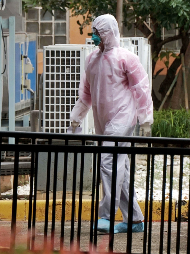 Petugas ambulans yang mengenakan pakaian hazmat, tiba di RSPI Sulianti Saroso, Jakarta Utara, Kamis (5/3). Foto: Irfan Adi Saputra/kumparan