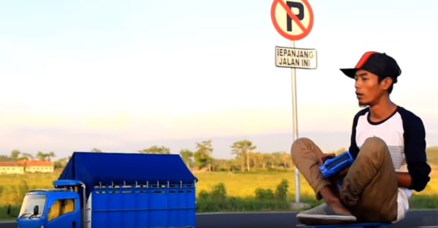 Miniatur Truk RC. Foto: Youtube channel Bayu KODOK ngesoot