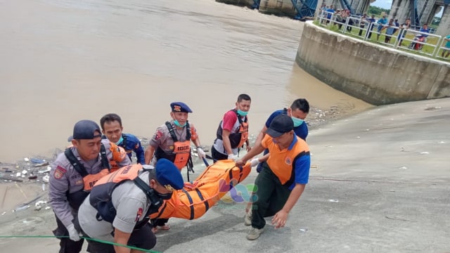 Tim SAR BPBD Bojonegoro bersama aparat saat evakuasi mayat perempuan yang ditemukan di pintu air Bendung Gerak Bengawan Solo, turut wilayah Desa Padang Kecamatan Trucuk Kabupaten Bojonegoro, Kamis (05/03/2020) 