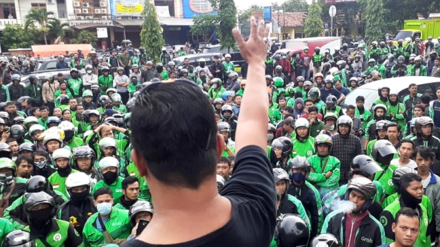 Massa ojek online (Ojol) dan debt collector bentrok di Jalan Ring Road, Sleman, DIY, Kamis (5/3). Foto: Arfiansyah Panji Purnadaru/kumparan