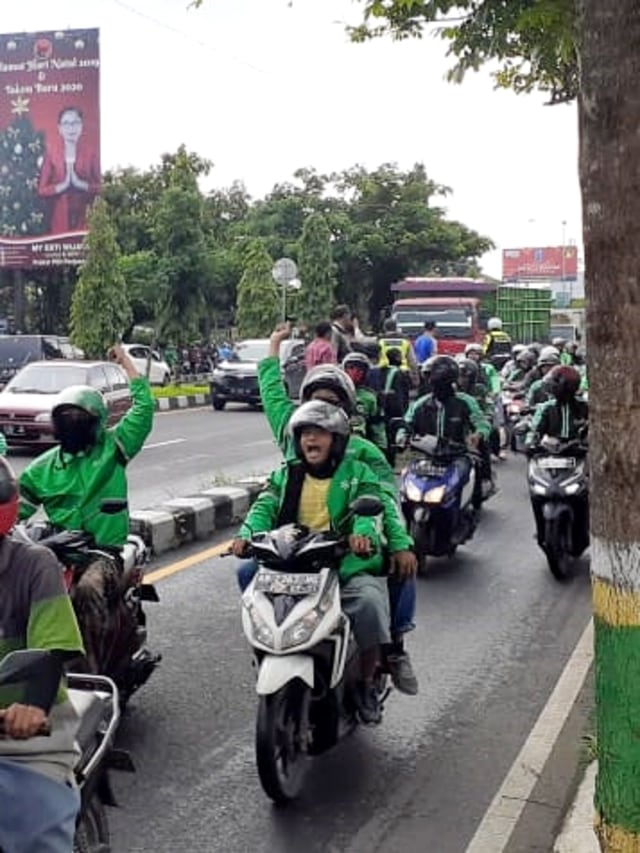 Sejumlah ojek online (Ojol) berkumpul di Jalan Ring Road, Sleman, DIY, Kamis (5/3). Foto: Arfiansyah Panji Purnadaru/kumparan