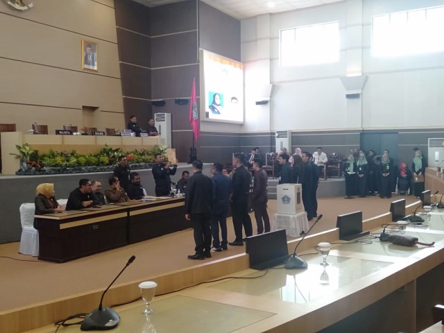 Proses pemilihan Wakil Walikota Kendari periode 2017-2022 yang dilakukan melalui sidang paripurna DPRD Kota Kendari. Foto: Abdillah/kendarinesia