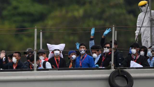 WNI ABK Diamond Princes melambaikan tangan saat menuju lokasi observasi di Pulau Sebaru Kecil, Kepulauan Seribu, Jakarta, Kamis (5/3).  Foto: ANTARA FOTO/Akbar Nugroho Gumay