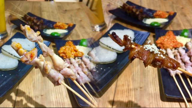 Sate Taichan Ayam Paha dan Sate Kulit. (Foto: Mela Nurhidayati/kumparan)