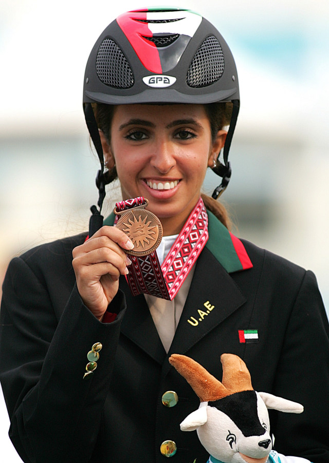 Sheikha Latifa saat memegang medali di klub berkuda Doha selama Asian Games ke-15. Foto: AFP PHOTP/MARWAN NAAMANI