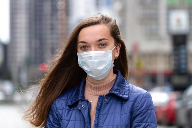 com-Perempuan menggunakan masker Foto: Shutterstock