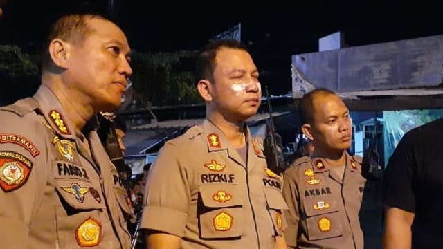 Kapolres Sleman Kapolres Sleman AKBP Rizki Ferdiansyah di lokasi bentrokan ojek online dan debt collector di Jalan Babarsari, Sleman. Foto: Arfiansyah Panji Purnadaru/kumparan