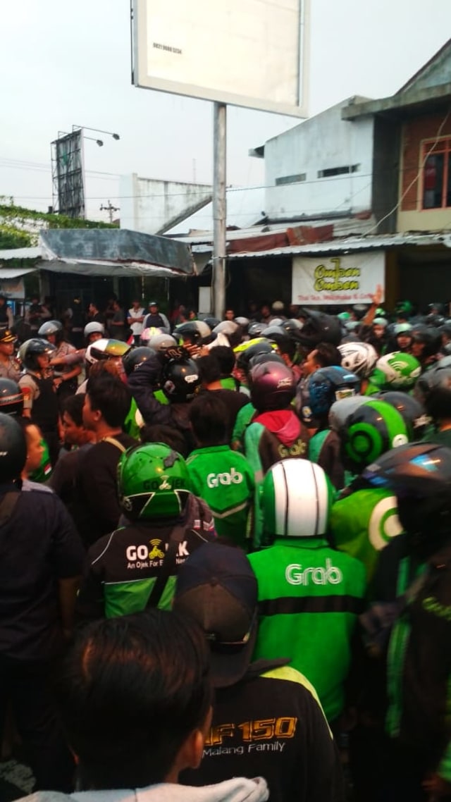 Suasana ricuh di kawasan Babarsari driver ojek online dengan kelompok yang membawa sajam. Foto: bfn