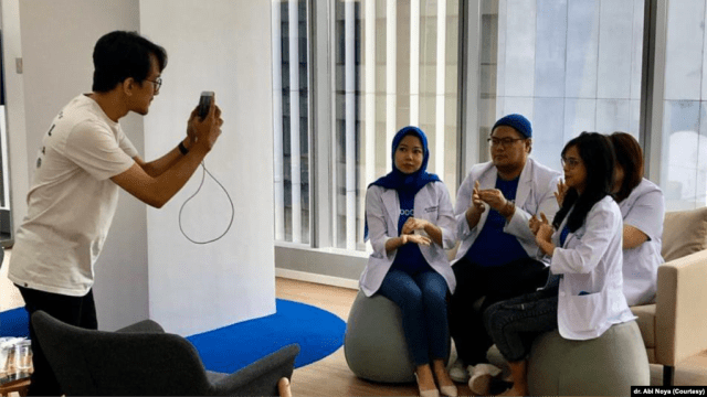 dr. Dianty Suraya, dr. Abi Noya, dr. Claudia Dadlani, dan dr. Gloria Ate dari Alodokter sedang membuat video TikTok mengenai cara cuci tangan sesuai panduan WHO. (Foto: dr. Abi Noya)