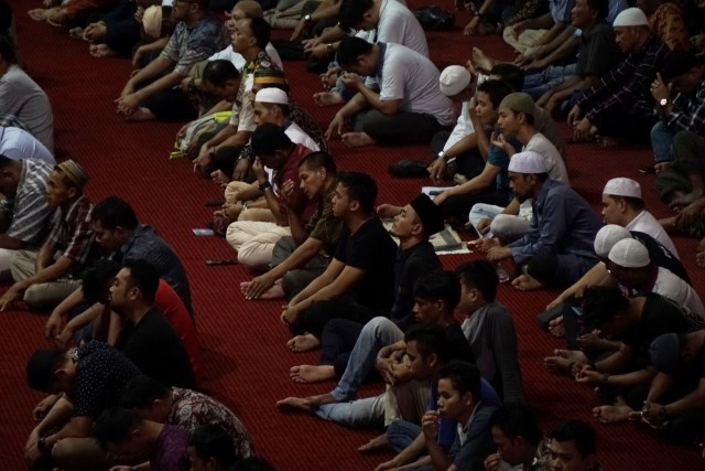 Jemaah melaksanakan ibadah salat Jumat di Masjid Istiqlal, Jakarta, Jumat (6/3).  Foto: Jamal Ramadhan/kumparan 