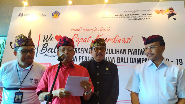 Gubernur Bali Wayan Koster (2 dari kiri) saat mengumumkan kebijakan atasi dampak Corona - ACH