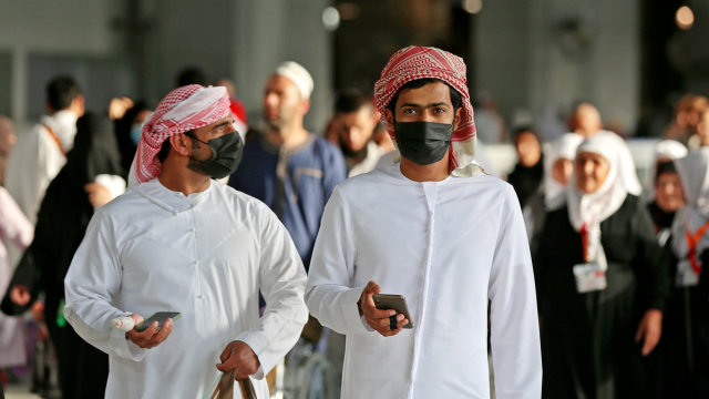 Jemaah mengenakan masker di Masjidil Haram di kota suci Makkah Arab Saudi. Foto: AFP/ABDEL GHANI BASHIR