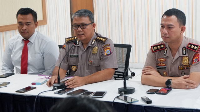 Kombes Pol Yuliyanto (tengah) dan Kapolres Sleman AKBP Rizki Ferdiansyah (kanan) saat konferensi pers ojol vs depbt collector di Polres Sleman. Foto: Arfiansyah Panji Purnandaru/kumparan
