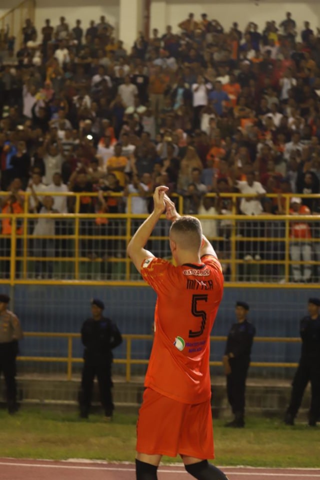 Adam Mitter bek asing Persiraja seusai tampil maksimal dan berhasil menahan imbang Bhayangkara FC pada pekan perdana Liga 1 2020. Foto: Windy Phagta/acehkini 