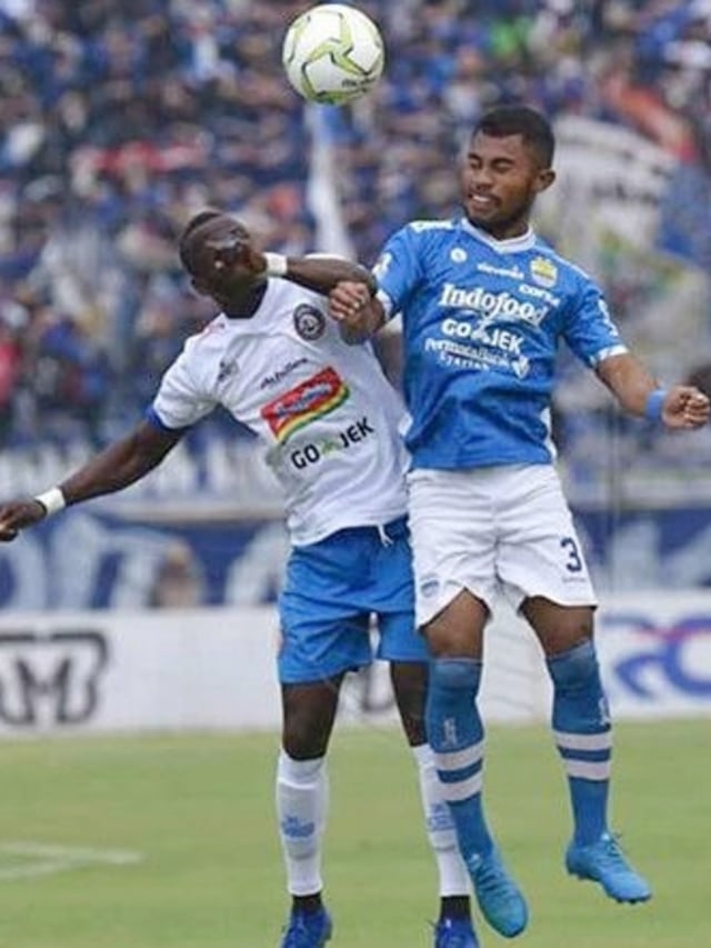 Pemain Persib Bandung Ardi Idrus berebut bola dengan pemain Arema FC. Foto: Dok. Persib Bandung